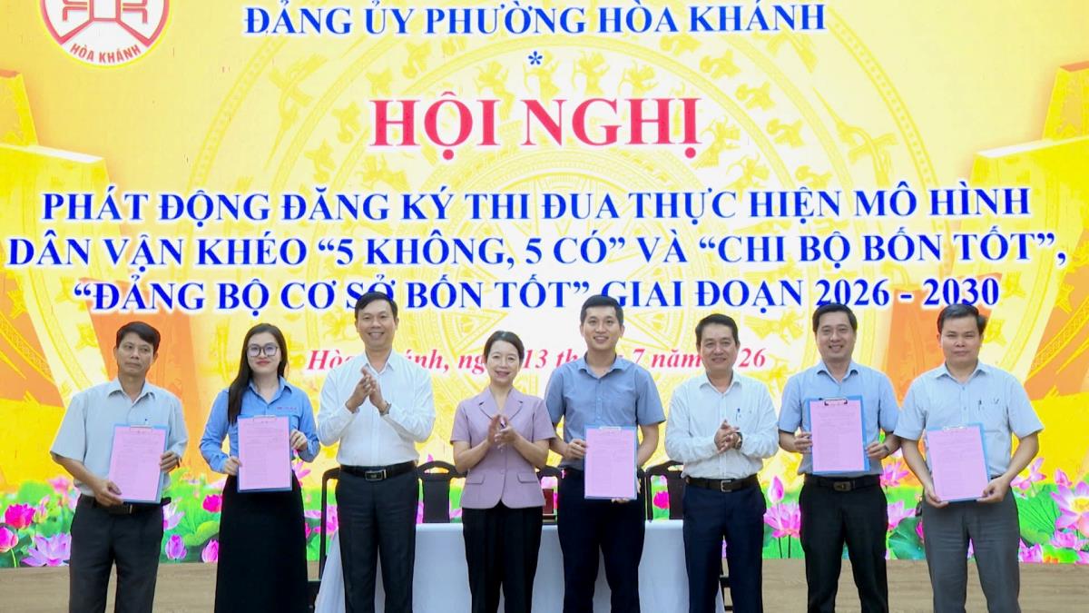 Lãnh đạo Thường trực Đảng ủy phường Hòa Khánh chứng kiến lễ ký kết.