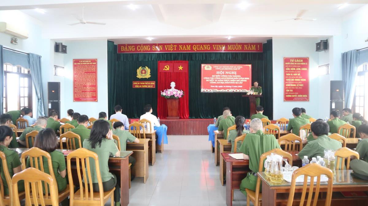 Thừa ủy quyền của Giám đốc, Đại tá Phạm Trường Sơn, Trưởng Phòng Tham mưu Công an thành phố trao Giấy khen cho 3 cá nhân.