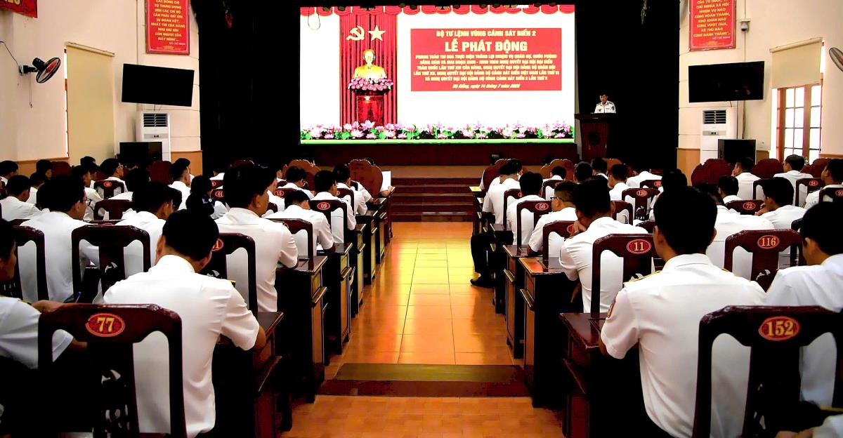 Đại diện cơ quan, đơn vị ký kết giao ước thi đua.