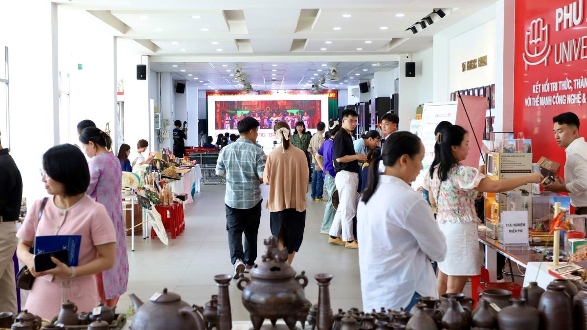 5 dự án xuất sắc nhất mỗi dự án nhận gói hỗ trợ phát triển năng lực trị giá 50 triệu đồng.