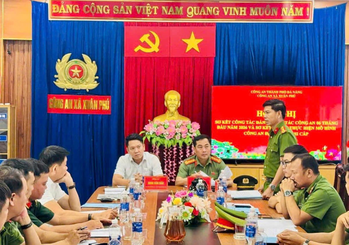 Ông Đinh Văn Bảo - Bí thư Đảng ủy xã Xuân Phú trao giấy khen.