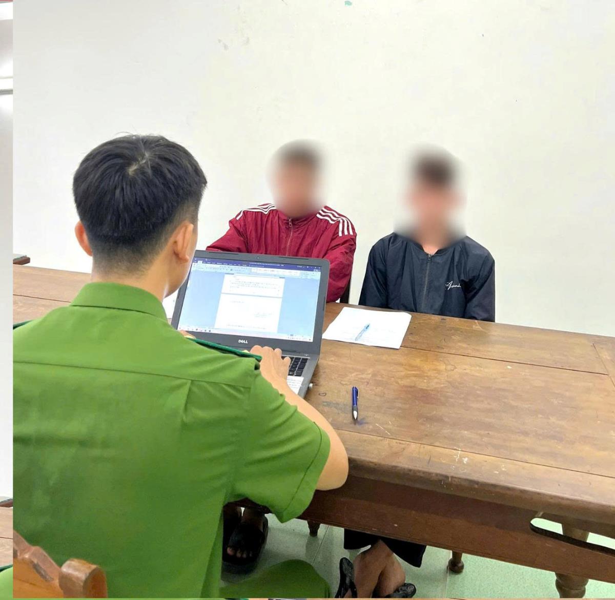 Cán bộ Công an xã Trà My làm việc với các đối tượng có liên quan.