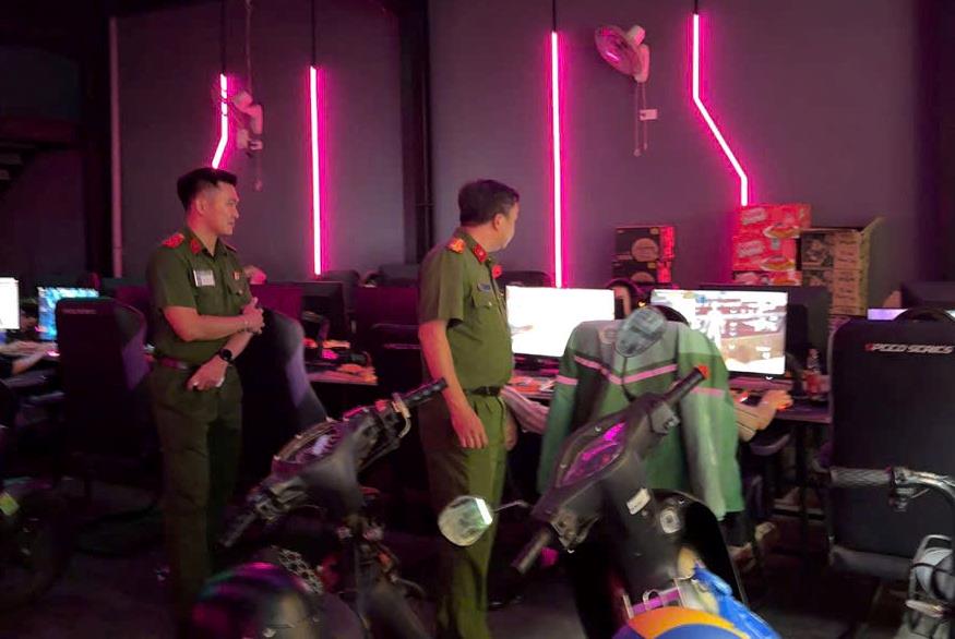 Công an phường Diên Hồng kiểm tra cơ sở kinh doanh dịch vụ Internet trên địa bàn.