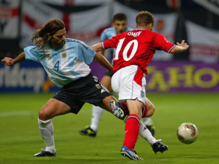 Anh (áo sẫm) vs Argentina World Cup 2002, sau 24 năm mới gặp lại.