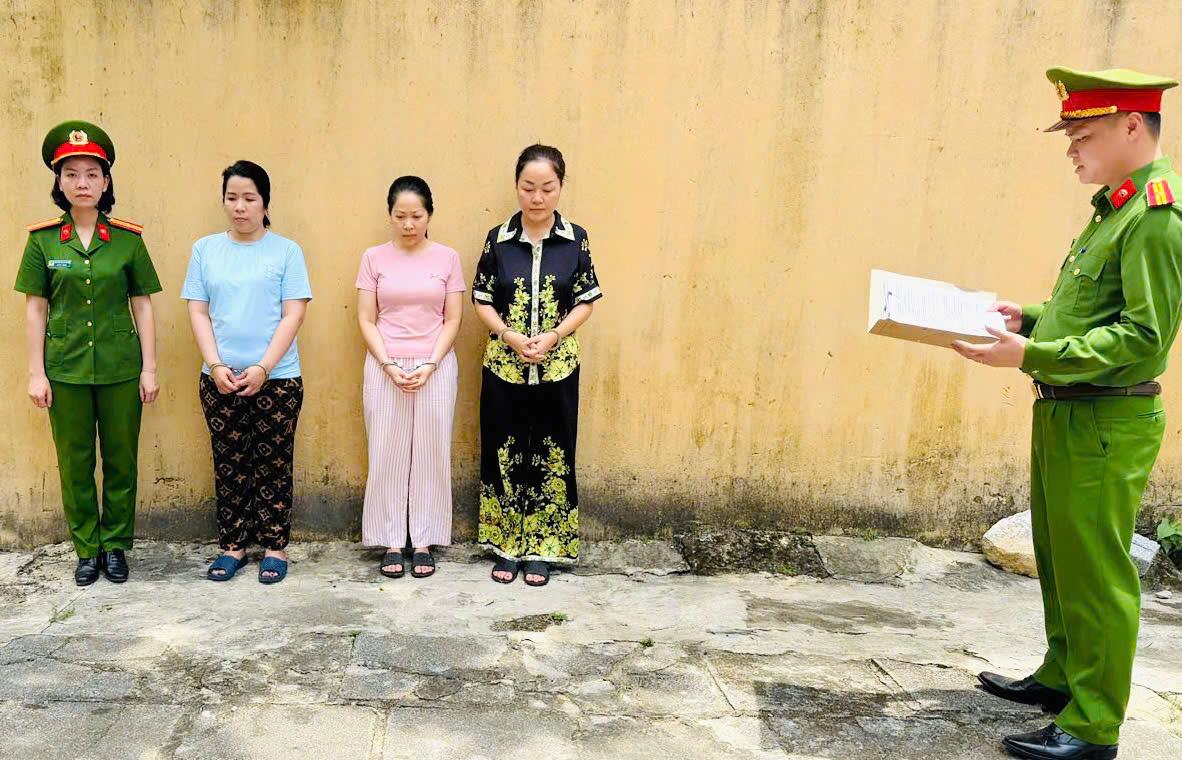 CSĐT Công an tỉnh Thanh Hóa khởi tố 4 bị can: Trần Tiễn Như Nghi (thứ 2, bên trái); Nguyễn Thị Liên (thứ 3, bên trái), Hoàng Thị Thanh Nga (thứ 4, bên trái) và Lê Thị Ngọc Mỹ. Ảnh: CATH