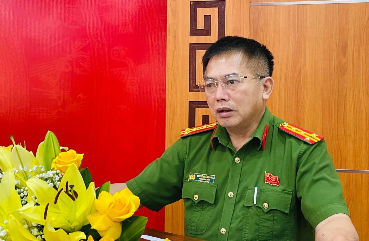 Đại tá Nguyễn Văn Tăng trao Giấy khen của Giám đốc Công an thành phố cho các cá nhân.