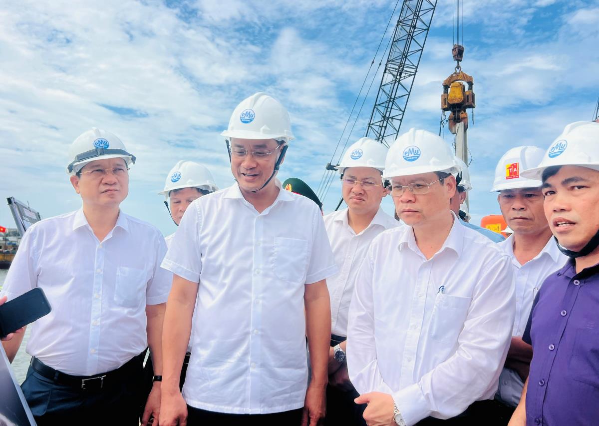 Đoàn công tác tặng quà cho các đơn vị thi công.