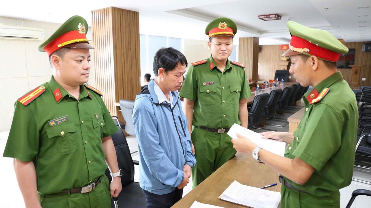 Cơ quan CSĐT Công an TP Đà Nẵng thi hành Lệnh bắt bị can để tạm giam đối với Nguyễn Văn Chương