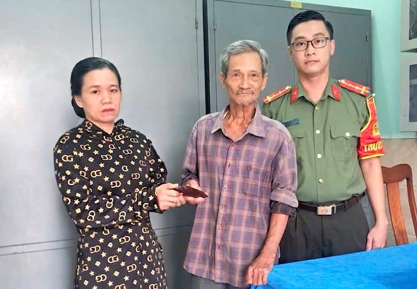 Cán bộ Công an phường Hòa Khánh trao trả tài sản cho ông Jeff.