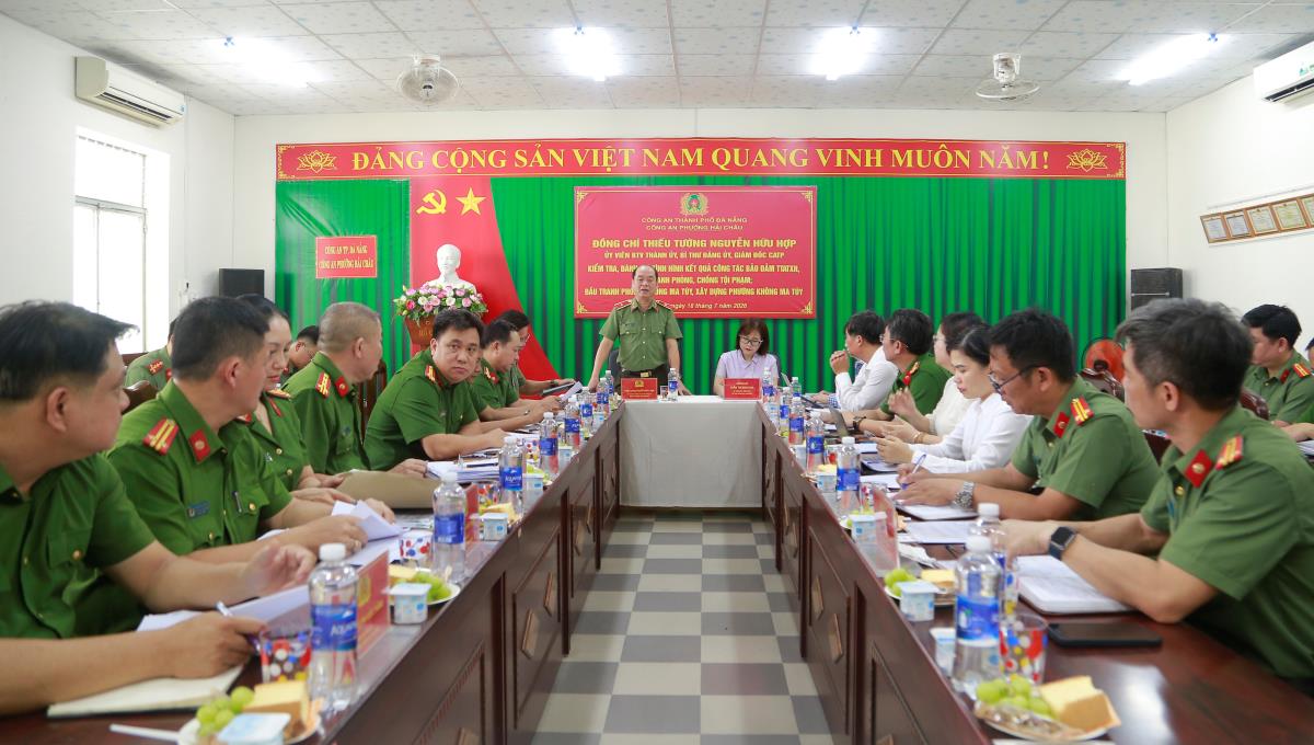 Thiếu tướng Nguyễn Hữu Hợp phát biểu tại buổi làm việc.