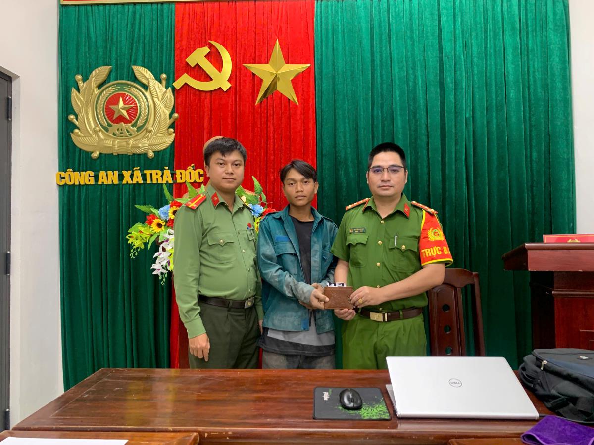 Anh Thạch giao nộp chiếc ví nhặt được cho Công an xã Trà Đốc.
