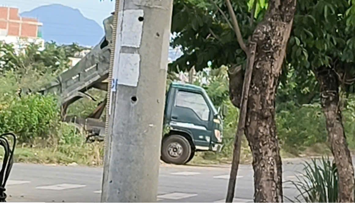 Một xe tải lén đổ xà bần tại khu đất đầu đường Đặng Văn Chung.
