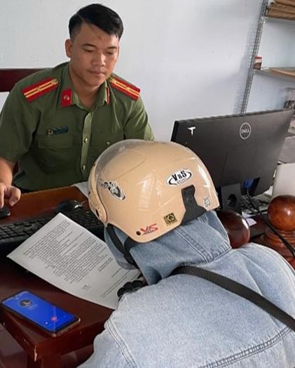Công an xã Chư A Thai làm việc với bà N.T.H.