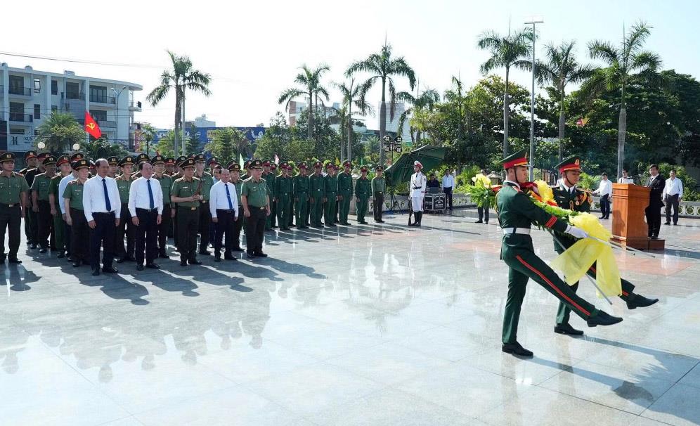 Bộ trưởng Lương Tam Quang thăm ông Nguyễn Văn Thiệt ở phường Quy Nhơn Đông - thương binh 100%.