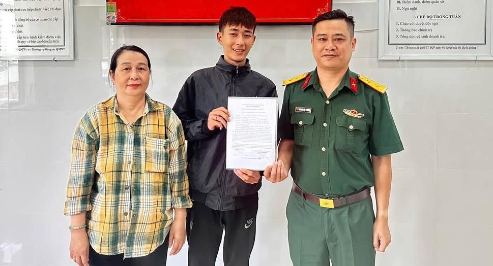 Em Phan Thành Trung cùng người thân tại Cơ quan Quân sự phường An Khê.