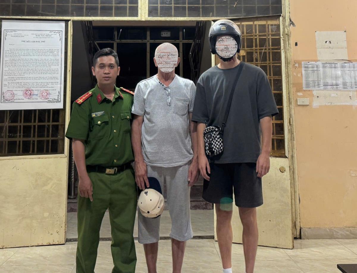 Người nước ngoài đi lạc được Công an phường Hòa Xuân bàn giao cho gia đình.