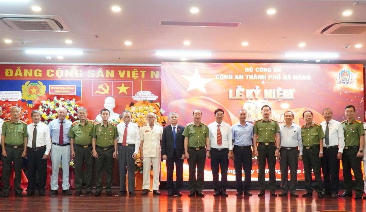 Lá chắn thép thầm lặng nhưng vẻ vang