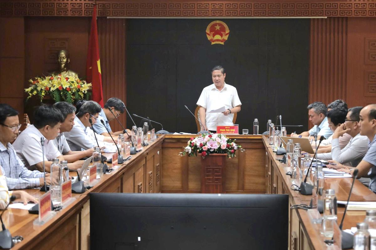 Lãnh đạo Trung tâm phát triển hạ tầng báo cáo tình hình triển khai dự án tại KCN, hậu cần cảng Tam Hiệp.