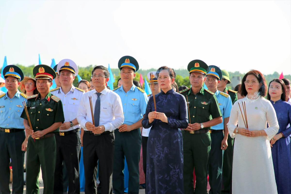 Các đại biểu dâng hương tại Tượng đài Mẹ Việt Nam anh hùng.