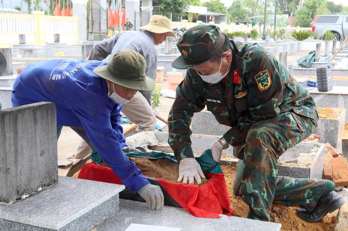 Lấy mẫu sinh phẩm từ hài cốt liệt sĩ tại Nghĩa trang liệt sĩ Nghĩa Kỳ.