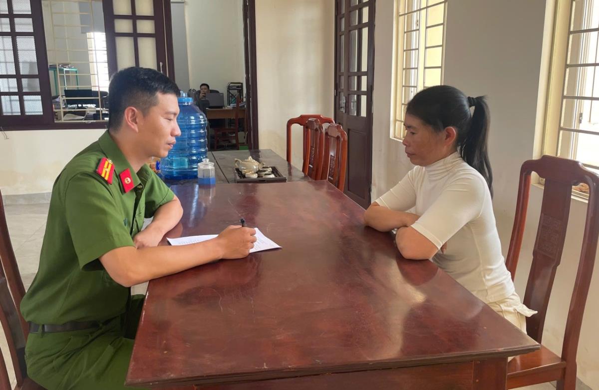 Đối tượng Nga đến cơ quan Công an để đầu thú.
