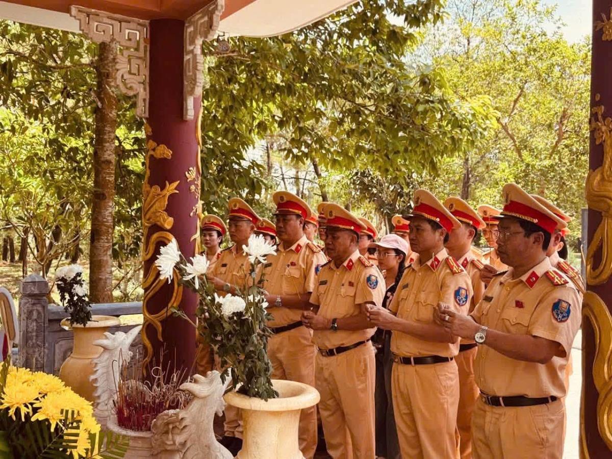 CBCS và lãnh đạo Phòng CSGT tham gia lễ dâng hương.