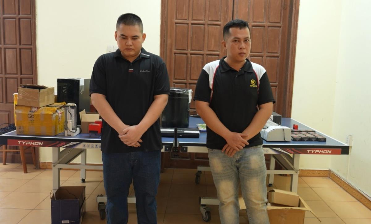 Đối tượng Nguyễn Hữu Chí bị khởi tố về hành vi: “Làm giả con dấu, tài liệu của cơ quan, tổ chức”.