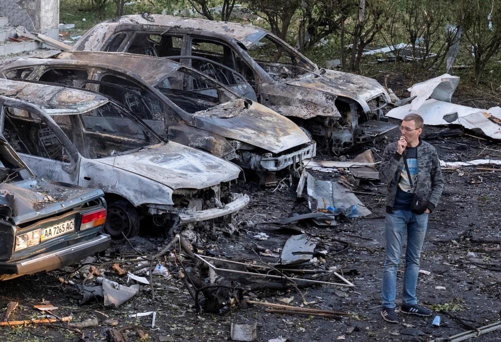 Các phương tiện bị thiêu rụi trong trận tập kích của Nga vào Kiev ngày 19-7. Ảnh: Reuters