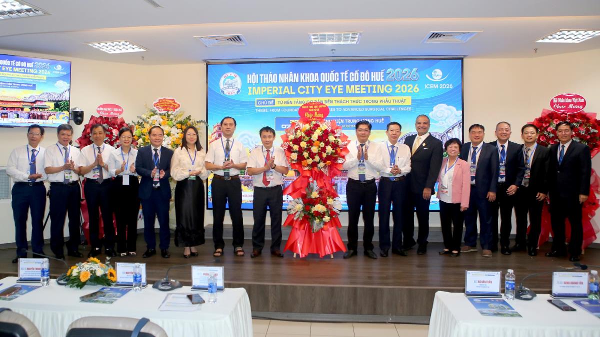 Trao Kỷ niệm chương "Vì sức khỏe nhân dân" của Bộ Y tế cho GS. Uday Devgan.