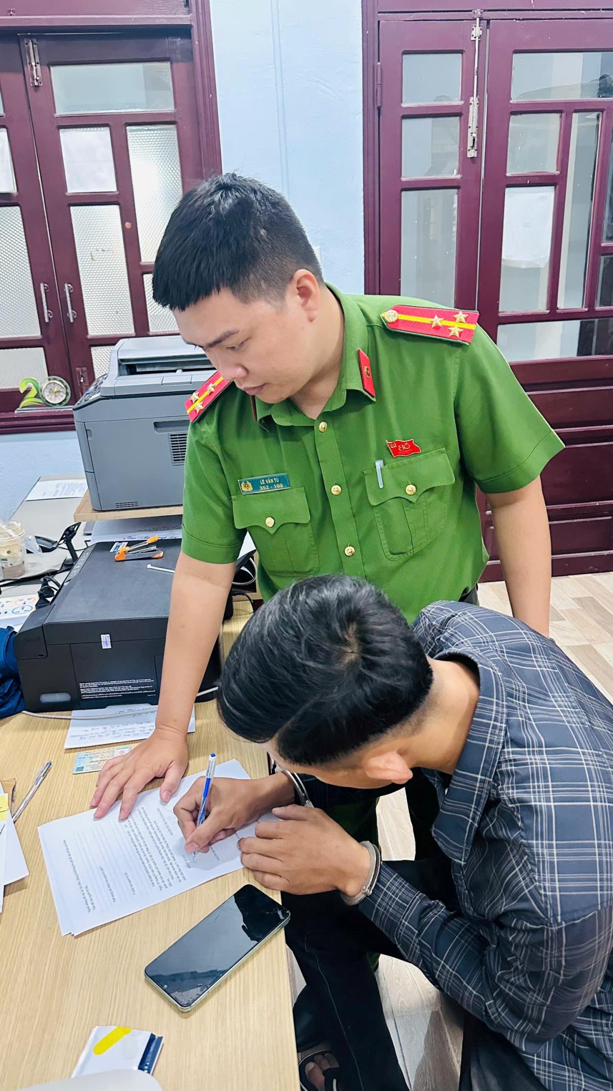 Thực hiện lệnh bắt tạm giam bị can đối với Lê Tấn Hùng.
