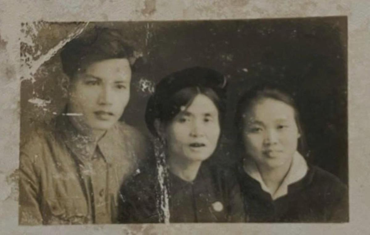 Hiện tại mẹ Sáu sống cùng con dâu trong ngôi nhà nhỏ nép mình bên sông Lam.