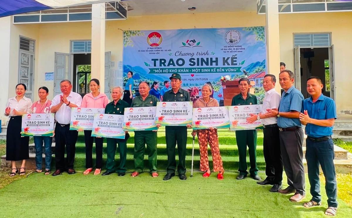 Đại diện Ủy ban MTTQ Việt Nam xã Đại Lộc và Hội đồng hương xã Đại Lộc tại TP Hồ Chí Minh trao tặng bò cho các hộ dân có hoàn cảnh khó khăn.