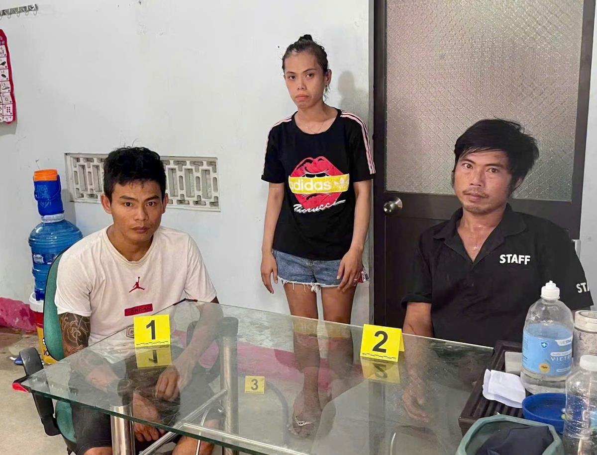Hai “con nghiện” H.T.T và P.H.H tại cơ quan Công an.