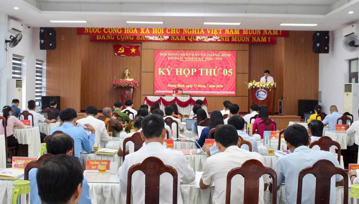 Phó Bí thư Thường trực Đảng ủy xã, Chủ tịch Hội đồng nhân dân xã Thăng Bình nhận hoa chúc mừng.