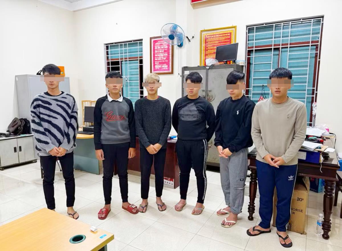 6 thanh niên trong vụ việc bị tạm giữ hình sự - Ảnh: NGỌC SƠN
