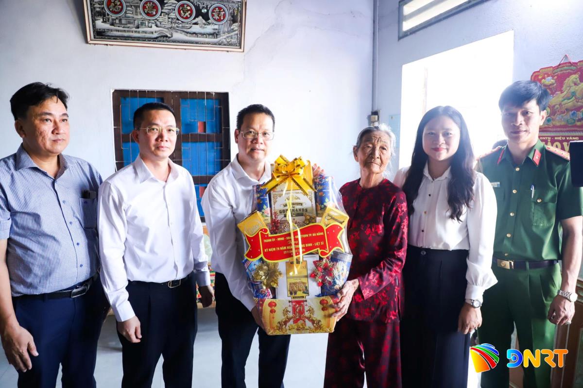 Chủ tịch Ủy ban MTTQ Việt Nam thành phố Lê Trí Thanh (bên phải) thăm ông Lê Tú (phường Bàn Thạch).