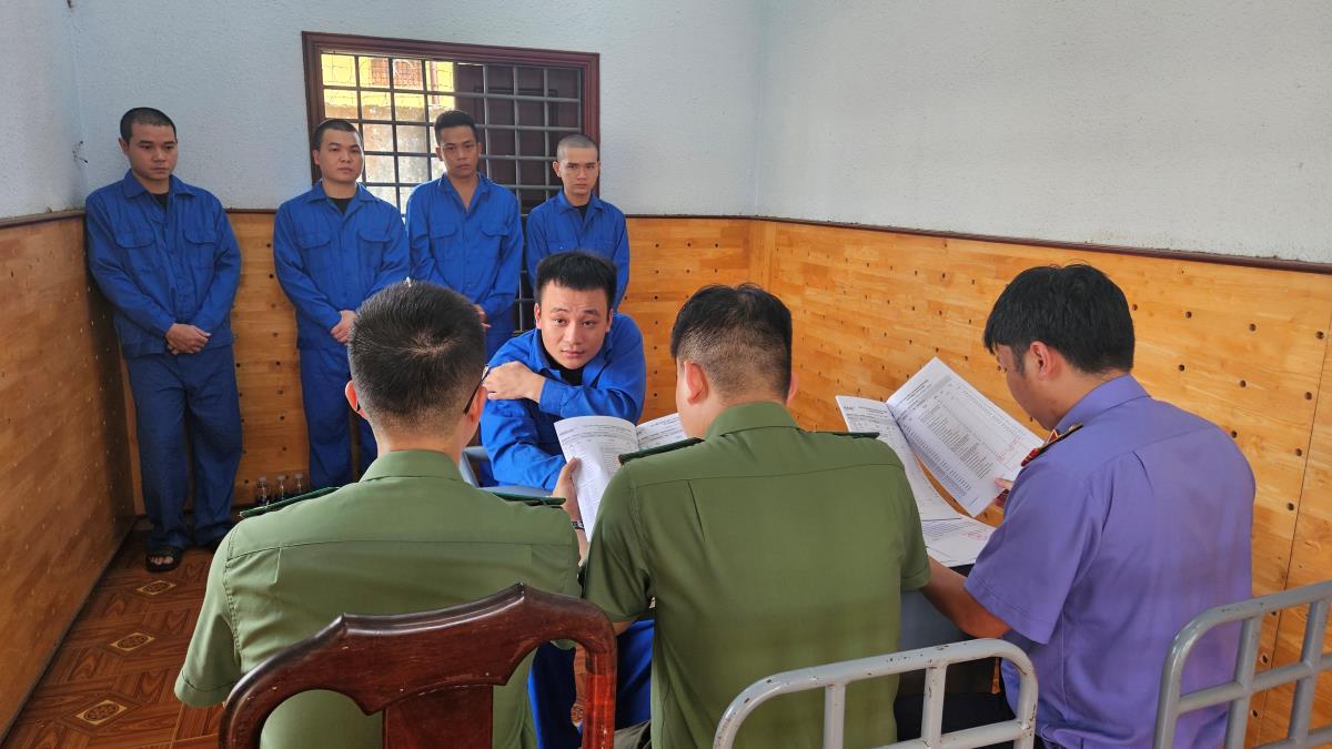 Cán bộ điều tra lấy lời khai các bị can trong vụ án. Ảnh: CAĐL