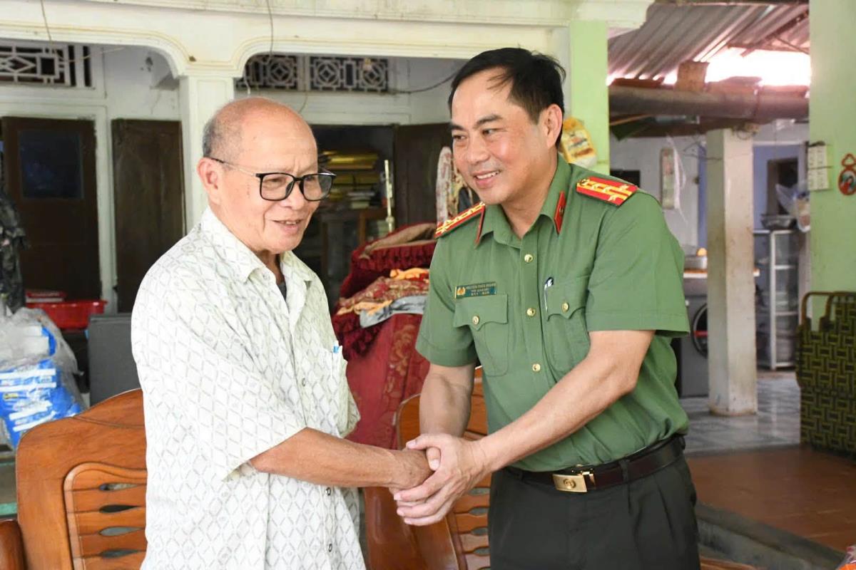 Hoạt động thăm, tặng quà nhân dịp kỷ niệm 79 năm Ngày Thương binh – Liệt sĩ thể hiện đạo lý "Uống nước nhớ nguồn", "Đền ơn đáp nghĩa", đồng thời khẳng định sự tri ân sâu sắc của Đảng ủy, Ban Giám đốc và CBCS Công an TP Đà Nẵng đối với các Mẹ Việt Nam Anh hùng, các Anh hùng Lực lượng vũ trang nhân dân, những người đã cống hiến, hi sinh vì độc lập, tự do của dân tộc và cuộc sống bình yên của Nhân dân.