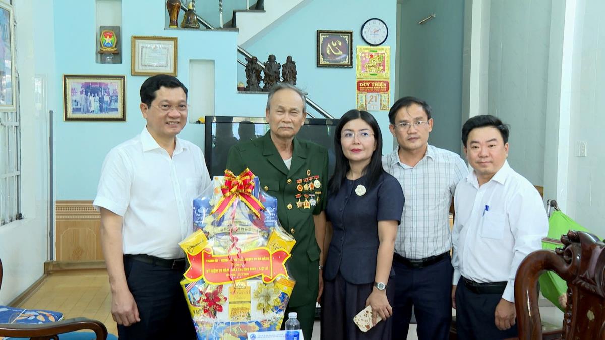 Phó Chủ tịch Thường trực HĐND thành phố Đà Nẵng Trần Phước Sơn thăm tặng quà hộ ông Trần Đào và hộ ông Nguyễn Anh Quyền.
