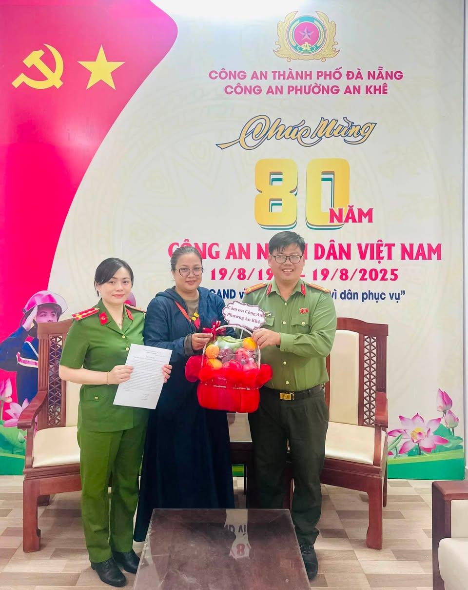Công an phường An Khê trao trả tài sản cho ông Hân.