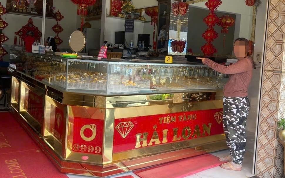 Đối tượng N.T.X.T. tại hiện trường vụ trộm.