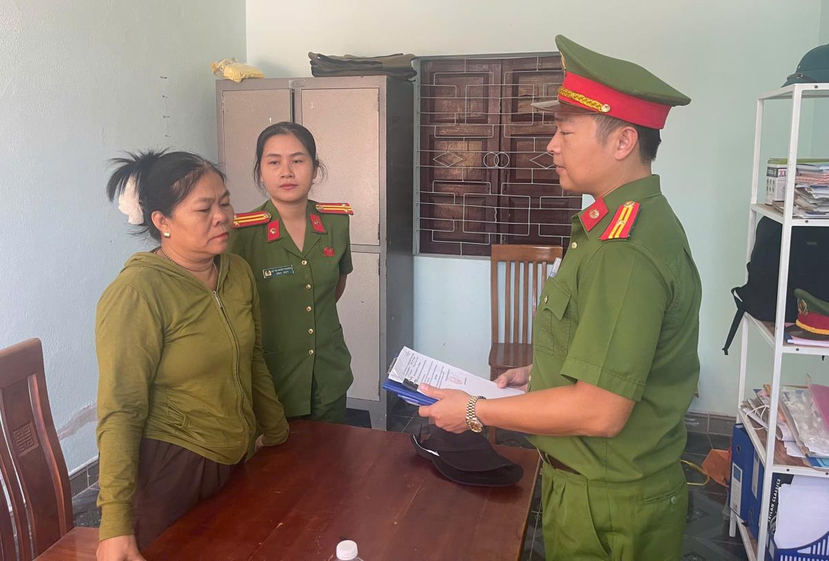 Cơ quan điều tra tống đạt quyết định đối với Phạm Thị Phượng.