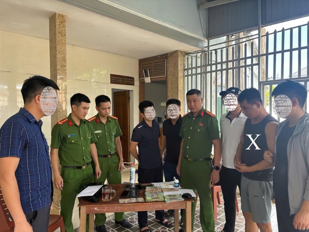 Lực lượng Công an bắt giữ 2 đối tượng Nguyễn Văn Hoàng, Hồ Ngọc Khánh (X) cùng số ma túy tang vật và tiền thu lợi bất chính từ mua bán trái phép chất ma túy.