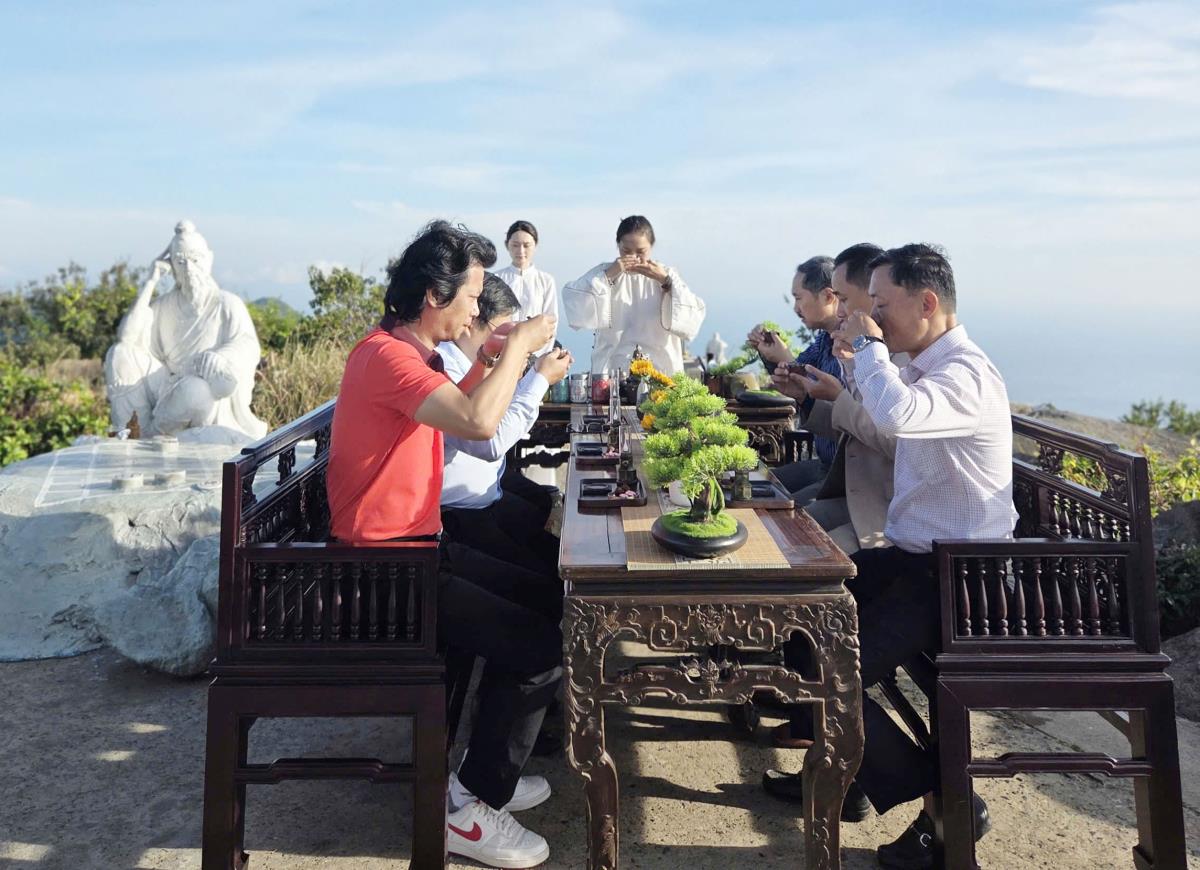 Đà Nẵng ra mắt tour thưởng trà trên đỉnh Bản Cờ, nơi tỷ phú Bill Gates đã đến tham quan