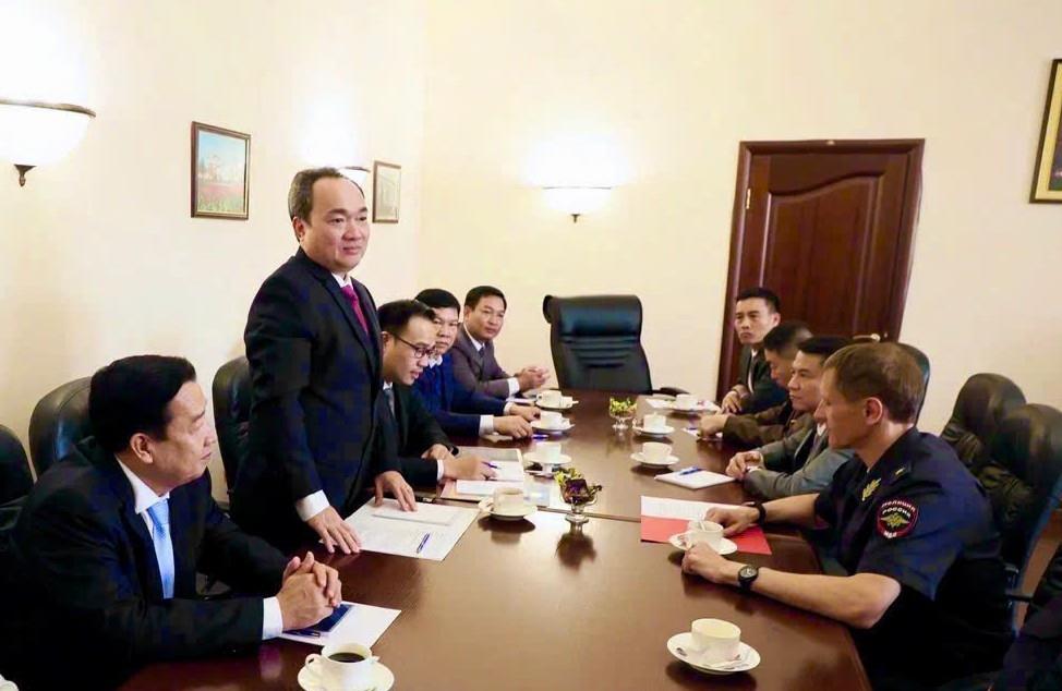 Đoàn công tác Công an tỉnh Lâm Đồng (bên trái) làm việc với Cục Nội vụ tỉnh TuLa, Liên bang Nga.