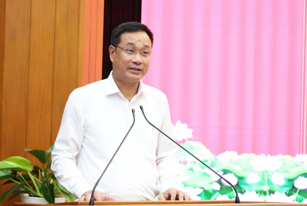 Phó bí thư Thành ủy Ngô Xuân Thắng tặng quà cho các đại biểu