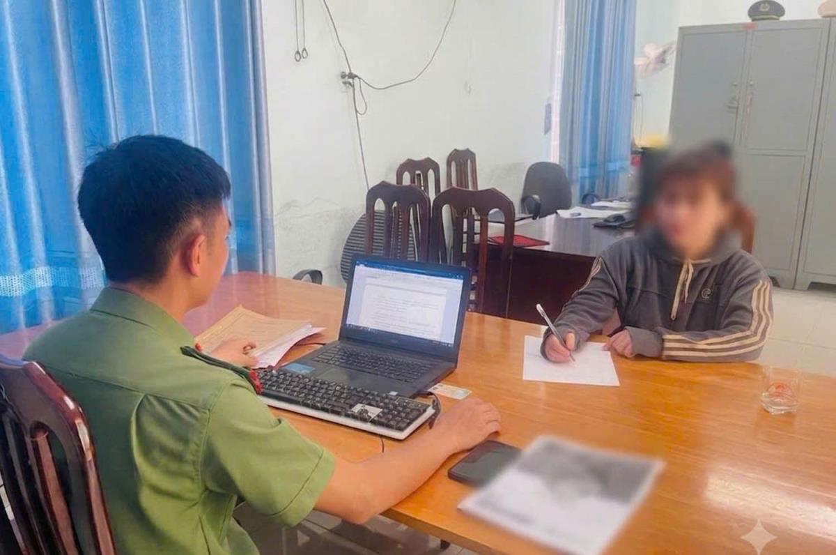 Cơ quan Công an làm việc với bà N.T.T (ảnh trái) và ông Cao Xuân H. về hành vi bình luận, đăng thông tin có nội dung sai sự thật, xuyên tạc trên mạng xã hội.