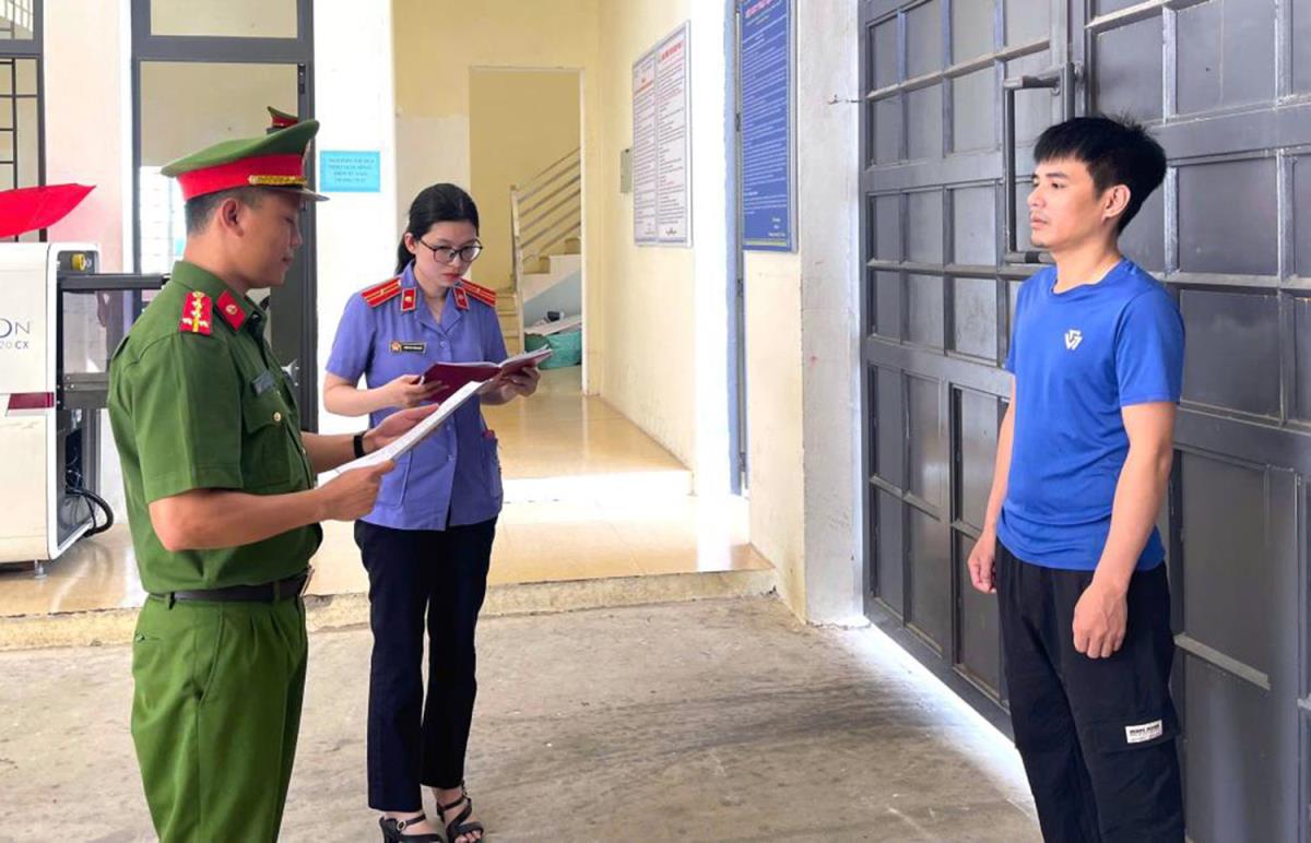 Cướp giật điện thoại của học sinh