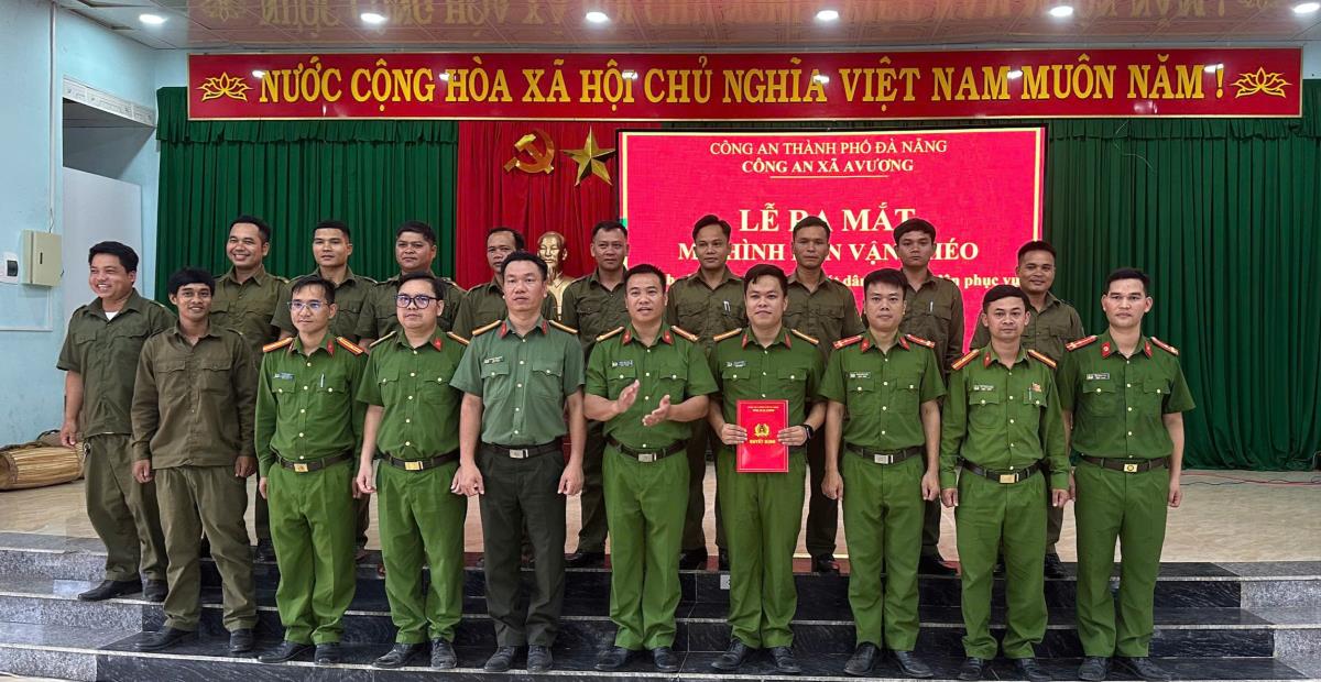 Ban chỉ huy Công an xã Avương với các thành viên tham gia mô hình.