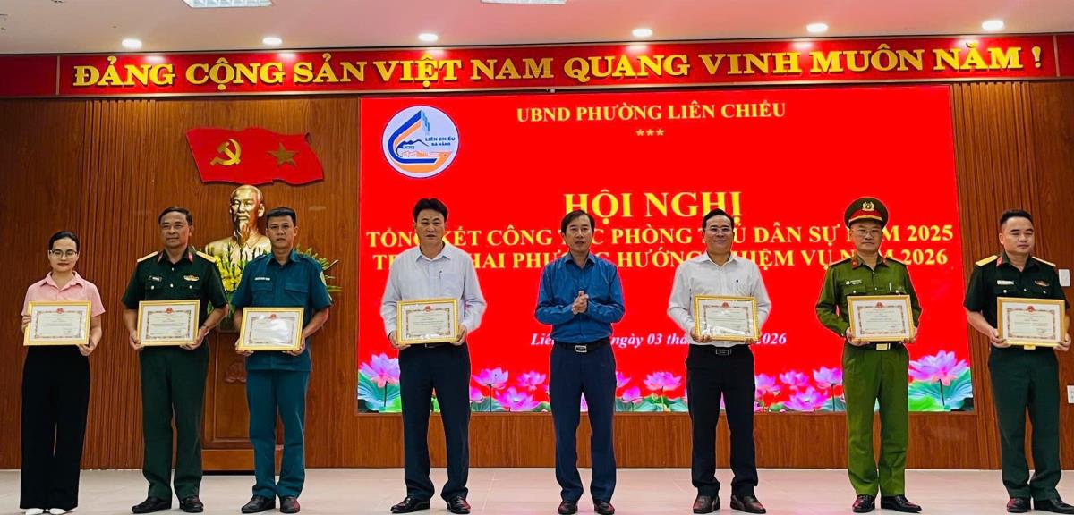 Lãnh đạo phường Liên Chiểu khen thưởng cho các tập thể, cá nhân.